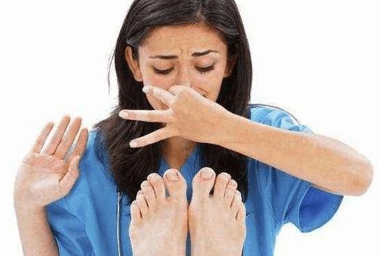 睡前用“生姜”涂抹脚底，一段时间后，或有这5大好处不约而至