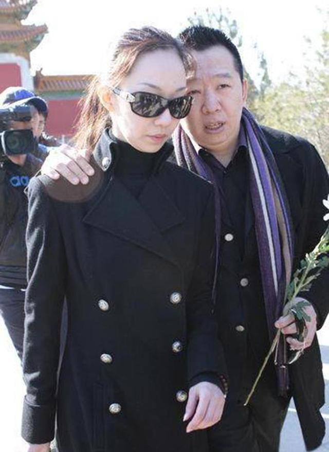 侯耀文大女儿罕露面！41岁素颜气质出众，和郭德纲于谦合照显亲密