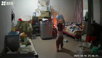 家中起火，留守幼童向监控求救！