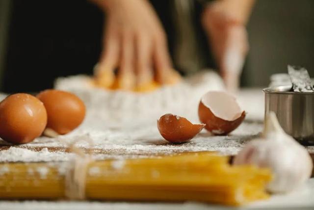 原创：中国父母的矛盾，一边对孩子不放手，一边希望孩子自立