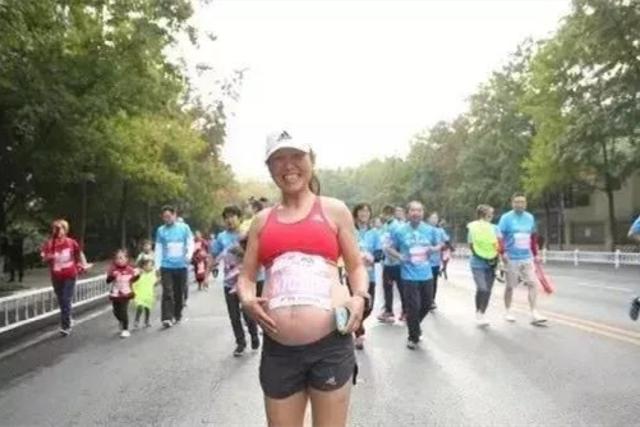 朱珠晒健身照，挺孕肚举哑铃，怀孕期间多大运动量比较合适 孕期健身 第6张
