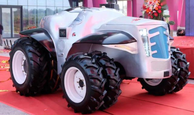 中国真正的实力展示！拖拉机不仅无人驾驶，还与5G互联，谁不服