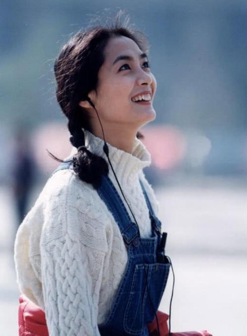 后来又弃笔从商,做了一段时间秘书,直到1999年,李婷才又重新回到演艺