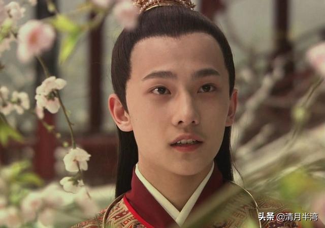 第一个古装角色便是贾宝玉,"面如中秋之月,色如春晓之花"整体的感觉很