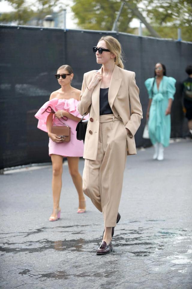 休闲西装配什么鞋子（休闲西装怎么搭配）