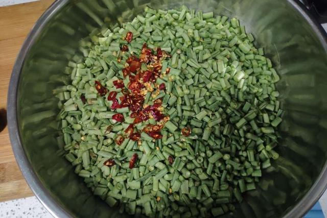 矿泉水瓶也能腌酸豆角，十天就能吃，放半年不坏，脆爽开胃又下饭