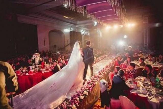 婚礼上两次出现不堪视频，小夫妻索赔5万遭拒，法院：赔偿4000元