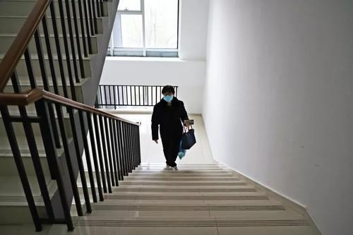 膝关节总是发出响声，一定要看，“三招”自测膝关节疾病