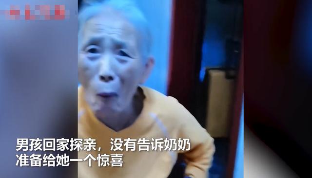 四川一兵哥哥探亲假悄悄归家，奶奶见到后惊喜万分，爸爸：我就是多余的