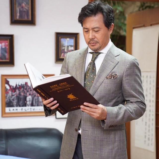 佟瑞欣在《鬼丈夫》中饰演杨万里,剧中是柯起轩的哥们,而且他也是一个