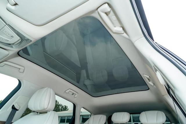 配可调光全景天幕，还带可升降三联屏+空气悬架，实拍岚图FREE