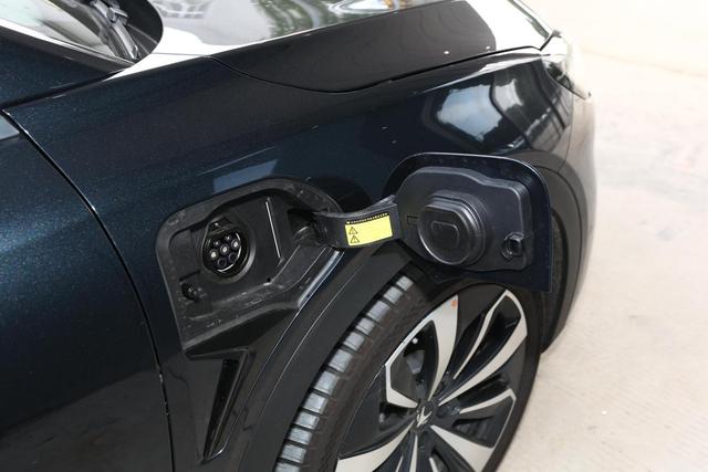 入门版续航525公里+7.7秒破百，25.19万起，极狐阿尔法S如何？