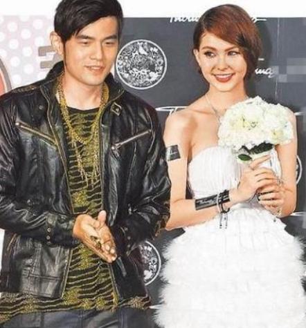 洋娃娃 昆凌 16岁离开初恋 嫁大14岁周杰伦 结婚6年赔8个亿 全网搜