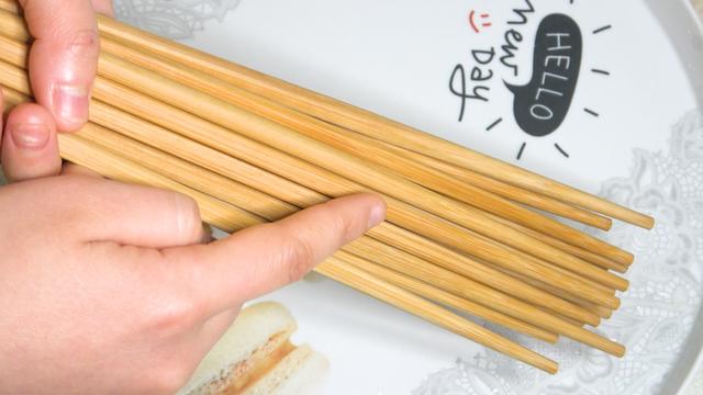 筷子第一次使用应该怎么清洗（筷子第一次用为什么刷油）
