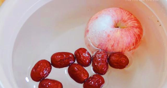 夜里翻来覆去睡不着，93岁爷爷教你一招，一个苹果轻松搞定，厉害