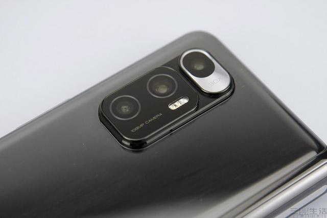 解决屏幕问题后，拍照却成为了折叠屏手机的软肋