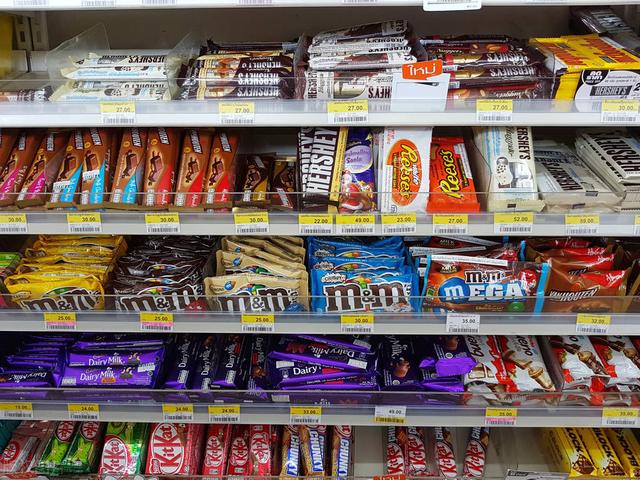 常见的4大类零食，别再买给孩子吃了