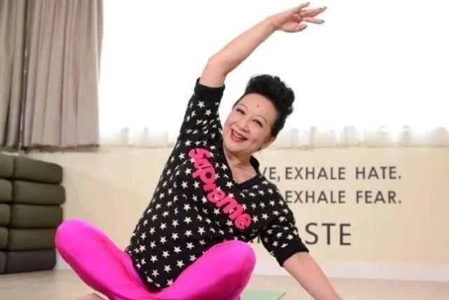 为下月底演唱会筹备！TVB资深花旦以69岁高龄挑战学习空中瑜伽