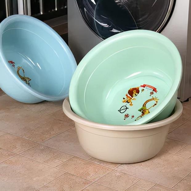 给女宝宝洗澡，要注意这些