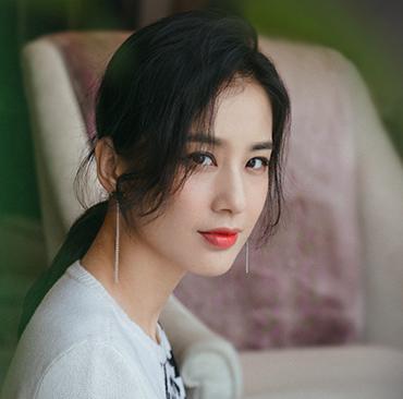 与许多星二代一样,杨安迪从小基本都是和奶奶在一起生活,很少和妈妈