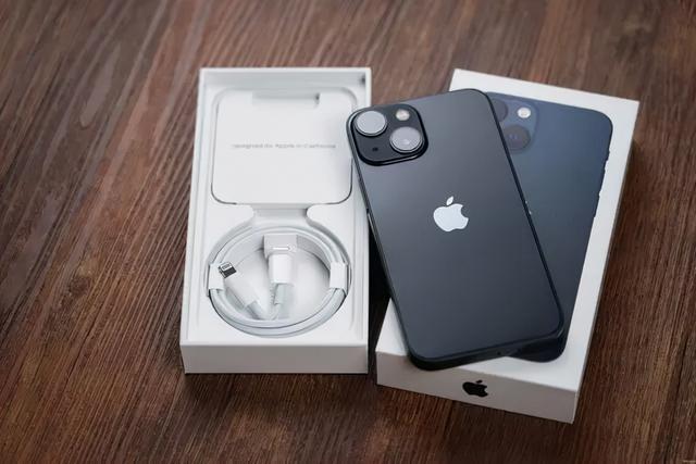 外观设计方面,可以说iphone  13 mini的外观与iphone  12mini基本一致