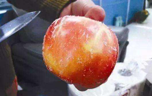 为让苹果外形好看，全身通红好卖，“聪明”的果农竟用这手段！