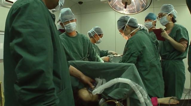 生门：33岁产妇拼命生三胎，全身换血4次，只想为丈夫诞下一子