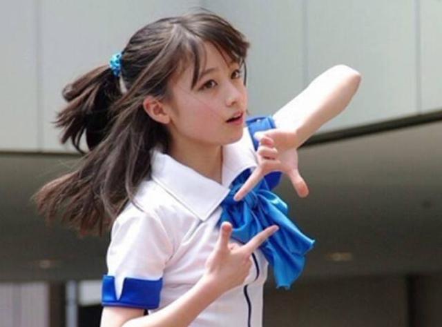 命运的嘉奖总是来得那么出其不意,2013年,桥本环奈被路过的网友抓拍的