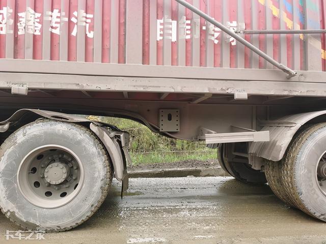 拉砂石料的车一般拉几吨
