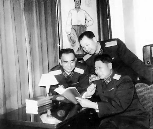 “开国上将”91岁杨成武养生秘诀：“3有”作伴，福寿双全