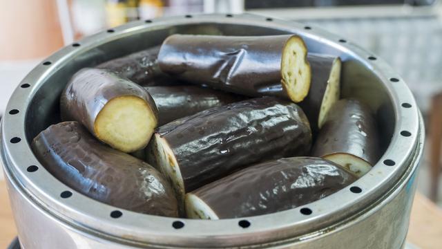 春天，女人想少用化妆品，多吃6种“紫色食物”，常吃脸色更红润