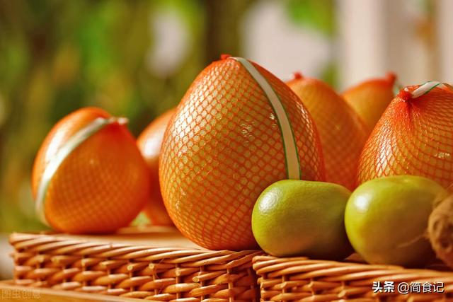 青柚怎么挑选，买柚子，选大的还是小的果农：教你6个挑选技巧，个个清甜多汁