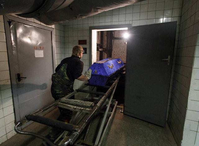 自己私底下将死者水葬或者火葬,直接按杀人罪论死刑,当然话说回来