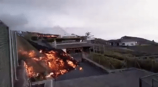 灾难！旅游胜地火山爆发，民宅被吞噬，豪宅泳池变滚锅，7000人撤离，中使馆提醒