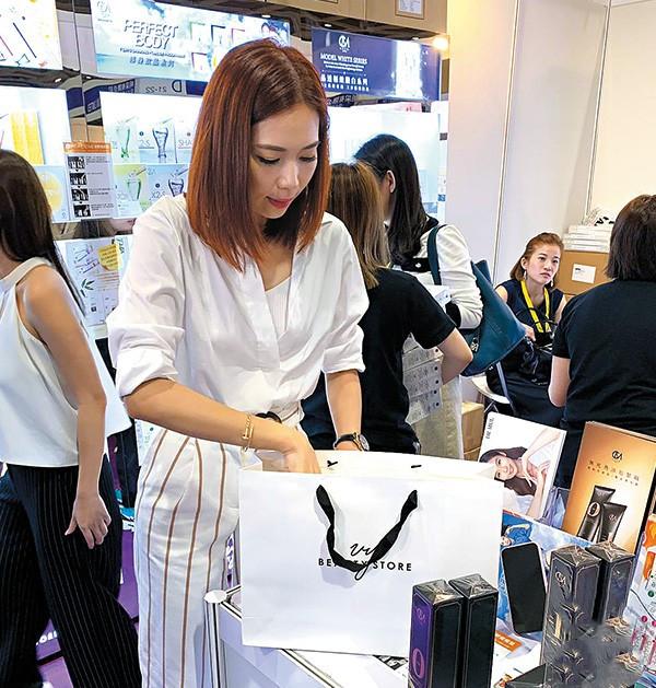 TVB女星自家美容店参加展览，亲自搬货招呼客人中午只吃饭盒