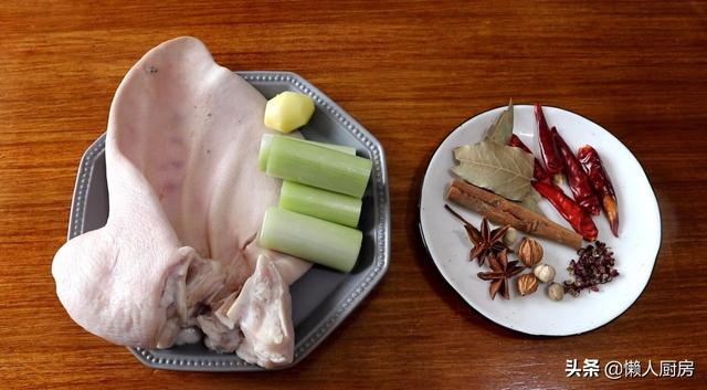 图文 猪耳朵好吃 去腥是关键 这样做出来的猪耳朵 怎么吃都吃不腻 猪耳朵怎么调好吃 Www Caipu56 Com