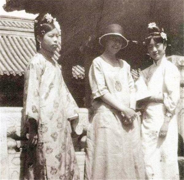 1953年，44岁妇女傅玉芳临死前向环卫工丈夫坦白：我曾是大清皇妃