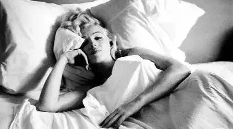 手背皮肤就长鸡皮一样