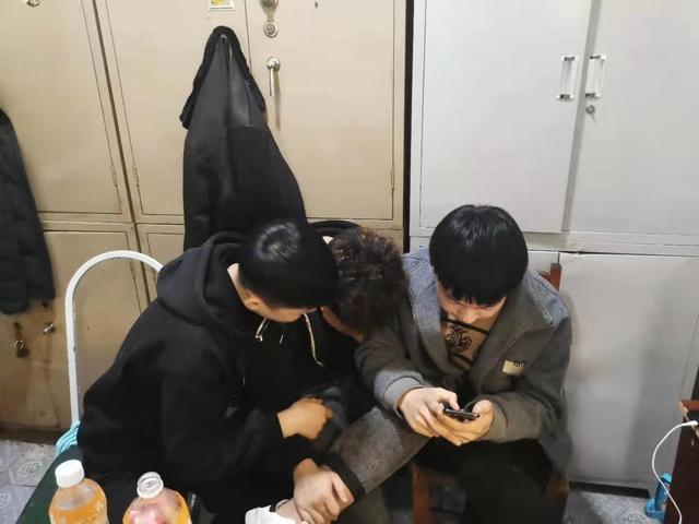 离家出走三个孩子(母亲抛弃三个孩子离家出走)