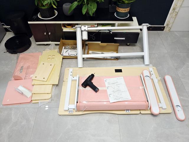 站坐交替，一张可伴孩子到18岁的书桌，乐歌儿童学习桌漫画家体验