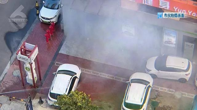 危险！新能源车底突然冒出明火