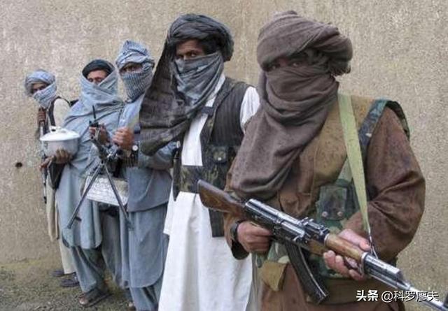 欧盟要晋见阿富汗新统治者，塔利班把AK步枪摆在桌面上：先拿钱来