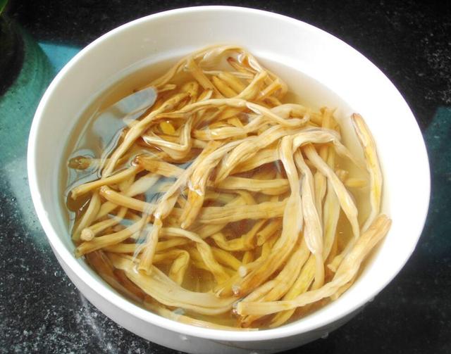 成人吃50g鲜黄花菜就可能中毒！菜无毒，毒怎么来的，如何避免？