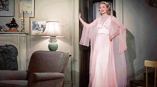 女生穿睡衣擦身体乳