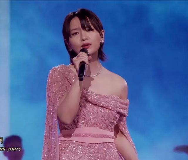 中秋晚会：周深背影好绝，撒贝宁唱歌憋笑，刘诗诗对不起这身衣服