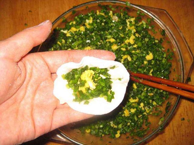 厨师长教韭菜鸡蛋馅小秘方，一点水都不会出，煮出来的饺子翠绿色