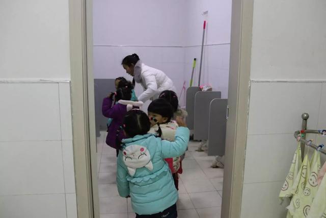 为啥孩子不愿在幼儿园如厕？娃可能说不明白，但家长要清楚