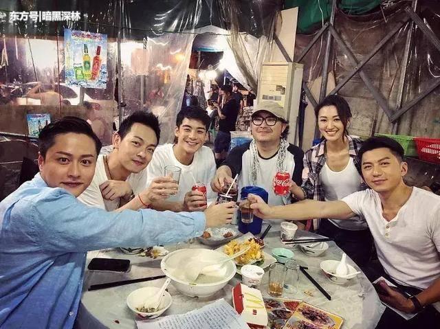 TVB视帝新剧中与两小花旦对戏，正牌女友扮下属全程“监督”