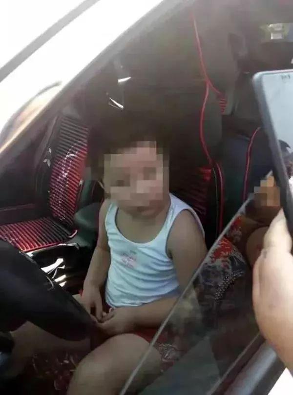 5岁男童开SUV，带3岁妹妹去找爸爸，撞上一辆电瓶车