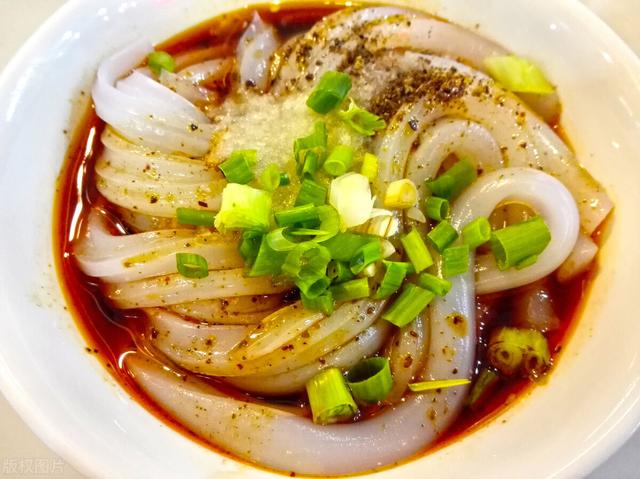 喝酒不应搭配着吃花生米？喜欢喝酒的人，要少吃这两种食物